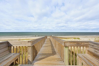 Cape San Blas Escape w/ Pool Access + Views!