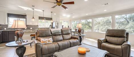 Tv, dvd-spelare, ett filmbibliotek och en stereo