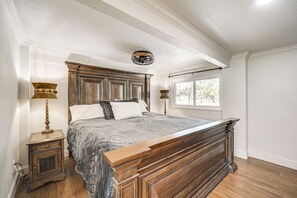 3 bedrooms, iron/ironing board, Internet, bed sheets - Panoramic Lake Views! Elegant Marble Falls Home (Marble Falls)