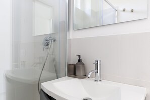 Shower, hair dryer, bidet - Villa Pizzolungo – Modern villa just 200 mt from the sea in Sicily (Erice)