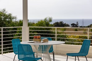 Outdoor dining - Villa Pizzolungo – Modern villa just 200 mt from the sea in Sicily (Erice)