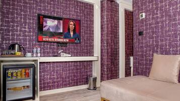 Caja de seguridad en la habitación y espacio para trabajar con laptop