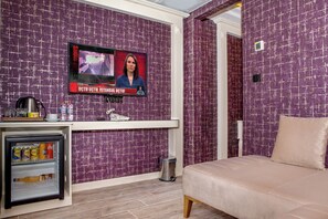 Zimmersafe, laptopgeeigneter Arbeitsplatz, schallisolierte Zimmer