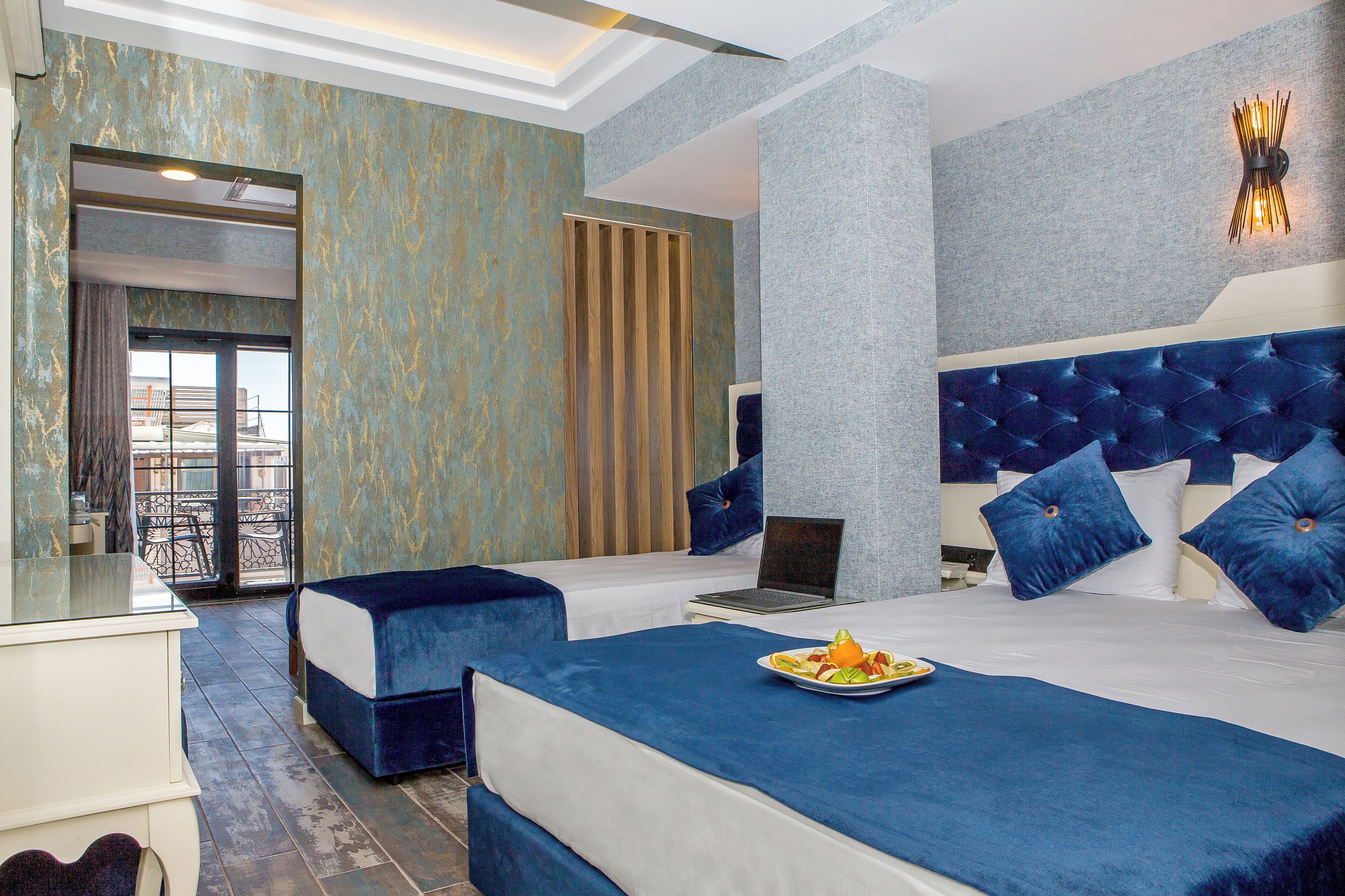 Caja fuerte y espacio para trabajar con un portátil