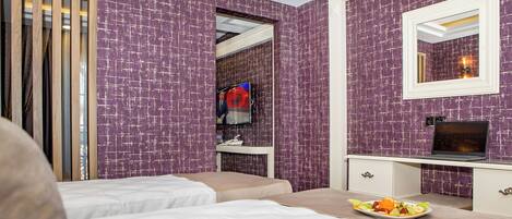 Caja de seguridad en la habitación y espacio para trabajar con laptop