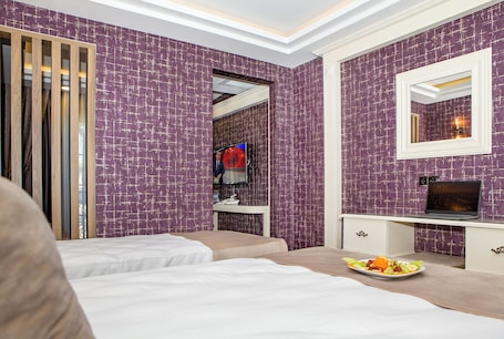 Caja de seguridad en la habitación y espacio para trabajar con laptop