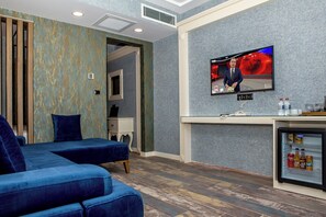 خزنة داخل الغرفة ومساحة عمل للكمبيوتر المحمول وتجهيزات عازلة للصوت