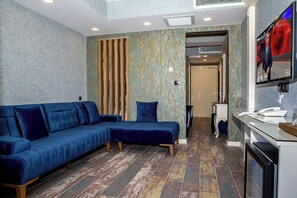 خزنة داخل الغرفة ومساحة عمل للكمبيوتر المحمول وتجهيزات عازلة للصوت