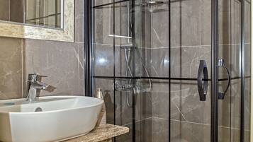 Gratis toiletartikelen, een haardroger, pantoffels, handdoeken