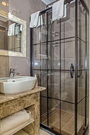 Gratis toiletartikelen, een haardroger, pantoffels, handdoeken