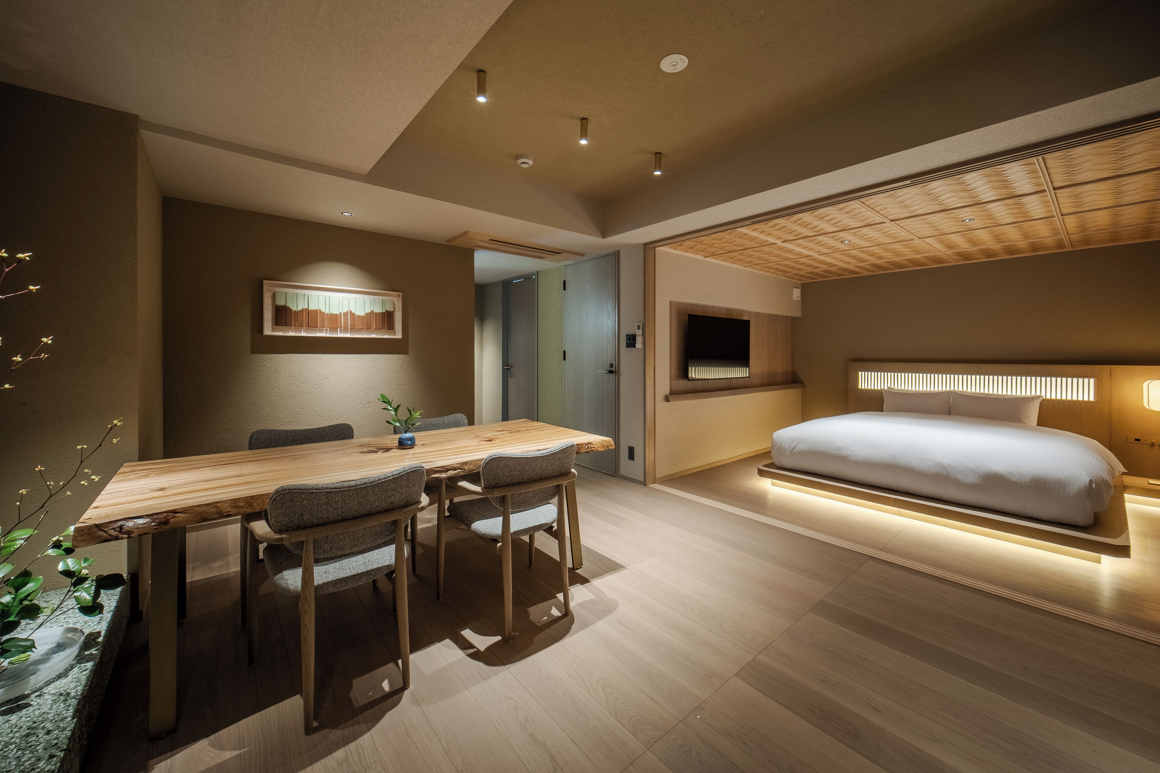 家庭套房, 2 间卧室, 城市景观 | 客房内保险箱、遮光窗帘、熨斗/熨衣板、免费 WiFi