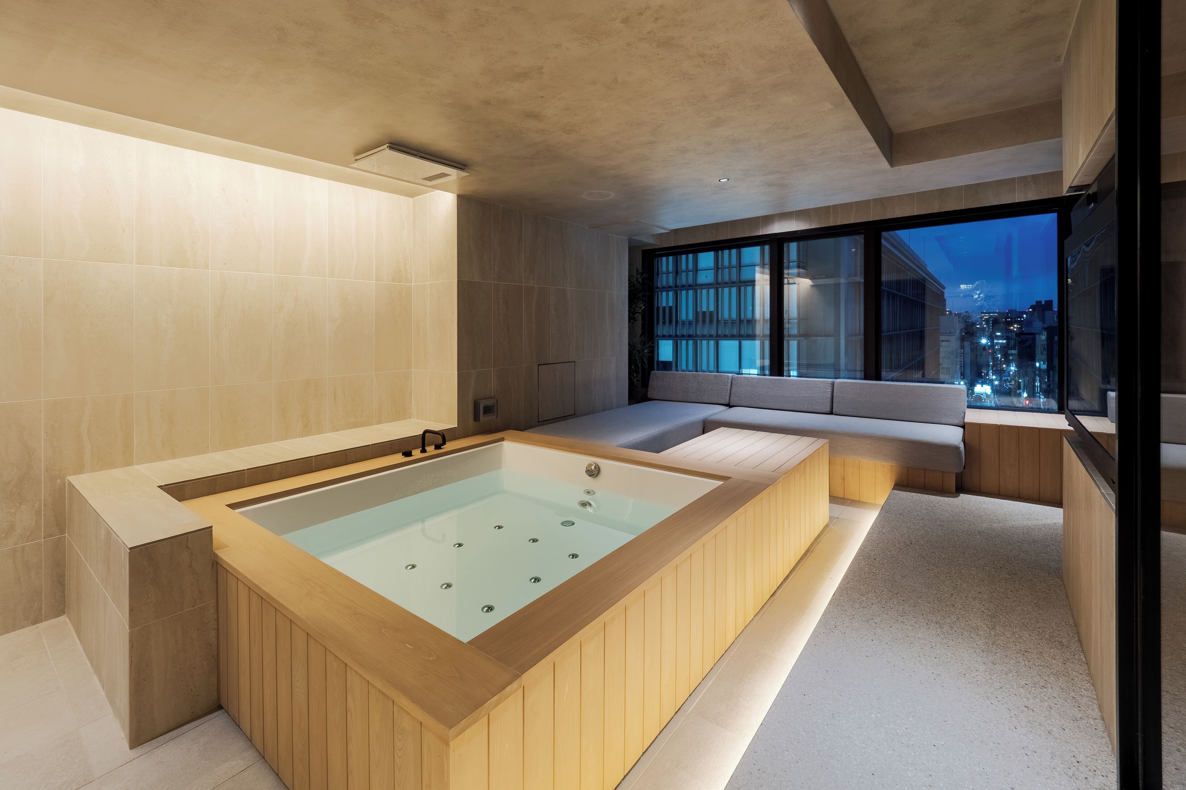 Suite familiar, 2 habitaciones, vistas a la ciudad | Baño | Secador de pelo, zapatillas, toallas y champú