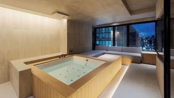 Suite Keluarga, 2 kamar tidur, pemandangan kota | Kamar mandi | Pengering rambut, sandal, handuk, dan sampo