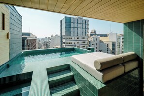 Suite estudio Premium, alberca privada, vista a la ciudad | Caja de seguridad en la habitación y cortinas blackout 