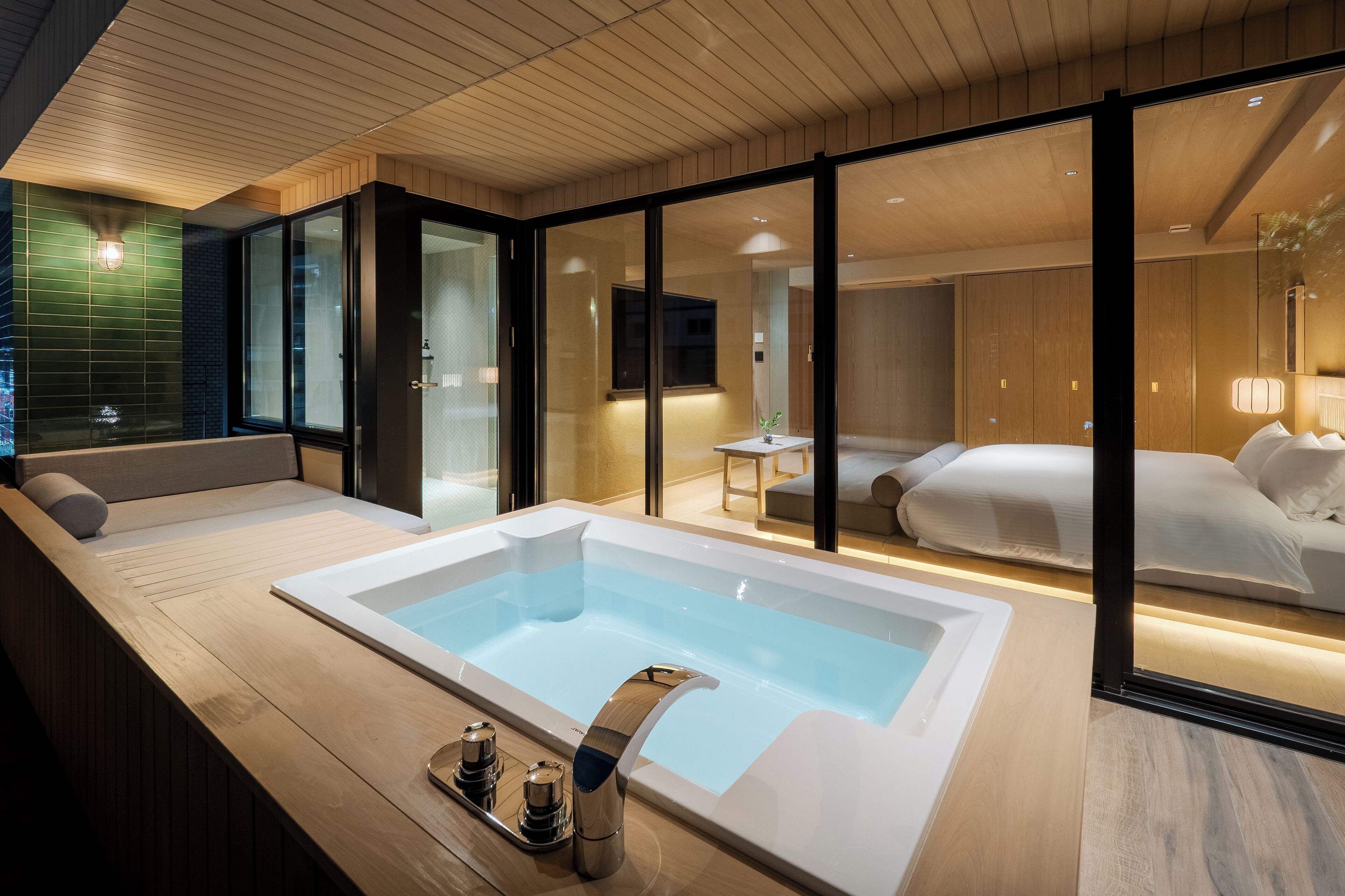 Suíte luxo, 1 quarto, vista para a cidade | Banheiro | Secador de cabelo, chinelos, toalhas de banho, shampoo