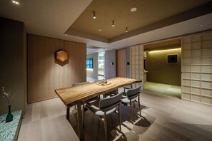 Deluxe suite, 2 slaapkamers, uitzicht op stad | Dineren in de kamer