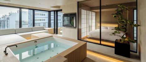 Perhesviitti, 2 makuuhuonetta, kaupunkinäköala | Kylpyhuone | Hiustenkuivaaja, tohvelit, pyyhkeet, sampoo