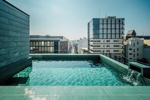 Premium-studiosuite - privat pool - byudsigt | Pengeskab på værelset, mørklægningsgardiner, strygejern/strygebræt