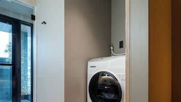 Studiosuite – premium, privat basseng, byutsikt | Bad | Hårføner, tøfler, håndklær og sjampo