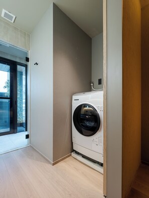 Studiosuite – premium, privat basseng, byutsikt | Bad | Hårføner, tøfler, håndklær og sjampo