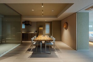 Suite – deluxe, 2 soverom, byutsikt | Spiseområde på rommet