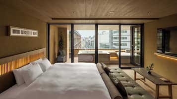 Suite Deluxe, 2 habitaciones, vistas a la ciudad | Caja fuerte, cortinas opacas, tabla de planchar con plancha