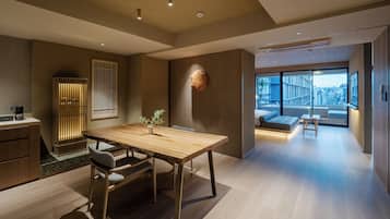 Deluxe-Suite, 1 Schlafzimmer, Stadtblick | Essbereich im Zimmer