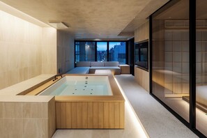 家庭套房, 2 间卧室, 城市景观 | 浴室 | 吹风机、拖鞋、毛巾、洗发水