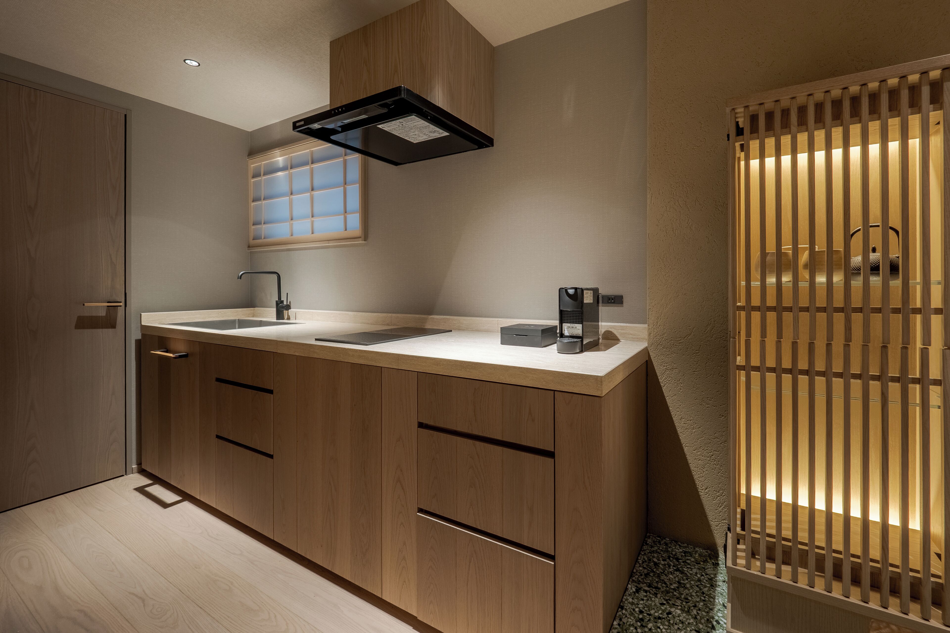 Réfrigérateur, micro-ondes, plaque de cuisson, bouilloire électrique