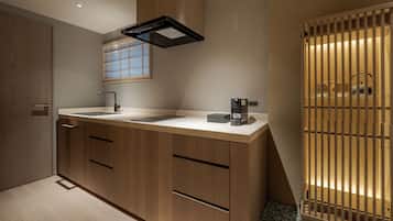 Lemari es, microwave, kompor, dan ketel listrik