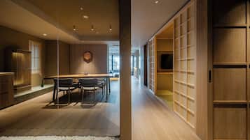 Suite – deluxe, 2 soverom, byutsikt | Safe på rommet, blendingsgardiner og strykejern/-brett