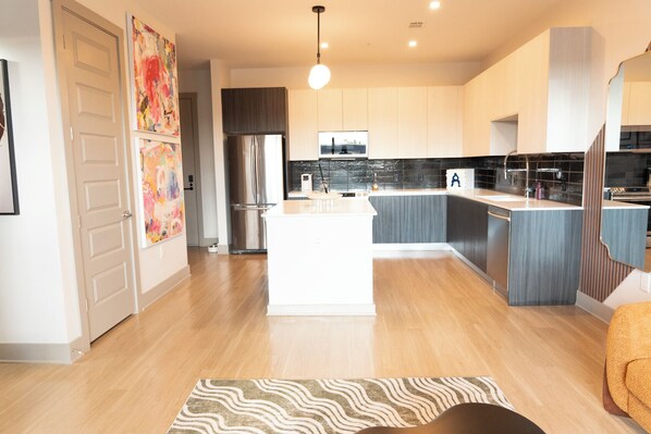 Microwave, oven, stovetop, dishwasher - Chic West Midtown Stay Sky Deck & Amenities (Atlanta)