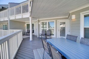 Outdoor dining - Beach & Heated Pool Access! Condo in Port Aransas (Port Aransas)