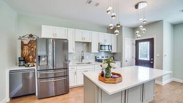 Fridge, microwave, stovetop, dishwasher