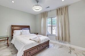 2 bedrooms, desk, iron/ironing board, internet