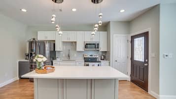 Fridge, microwave, stovetop, dishwasher
