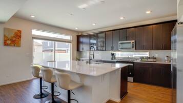 Fridge, microwave, stovetop, dishwasher