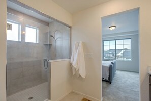 Hair dryer, towels - Newly Built Home w/ Garage, 10 Mi to Anschutz! (Aurora)