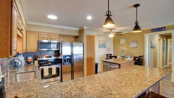 Fridge, microwave, stovetop, dishwasher