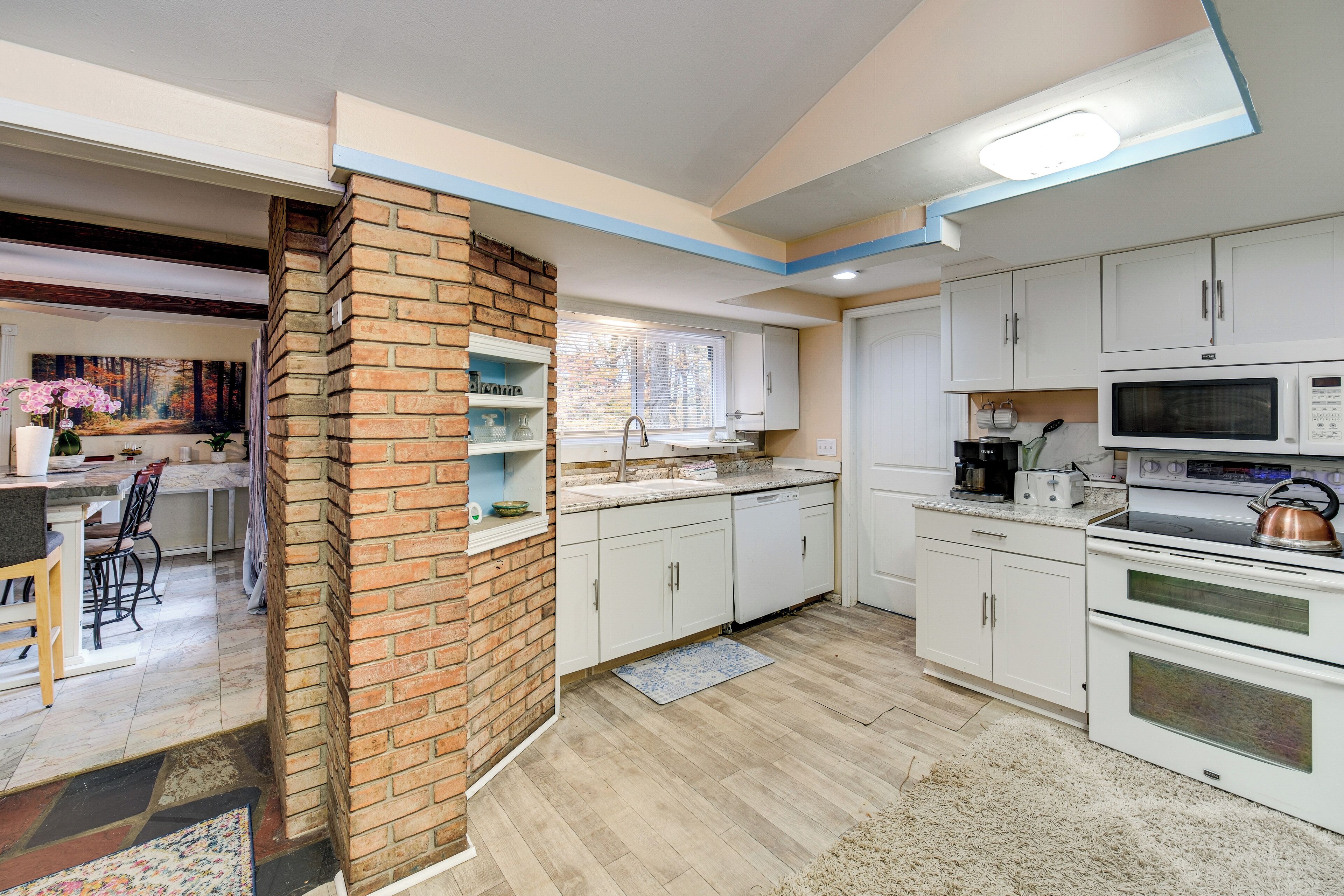 Microwave, stovetop, dishwasher, coffee/tea maker