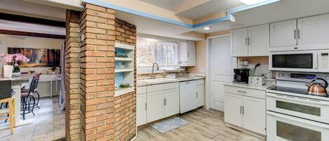 Mikrobølgeovn, kogeplade, opvaskemaskine, kaffe-/temaskine