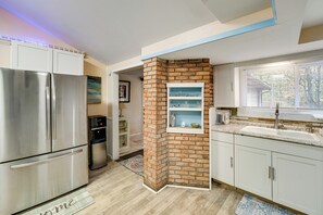 Microwave, stovetop, dishwasher, coffee/tea maker