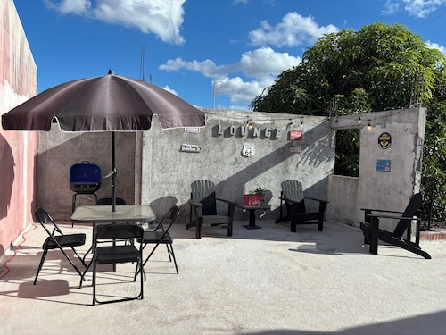 3 bedroom house 5 min from USA! garage, terrace and fast internet.