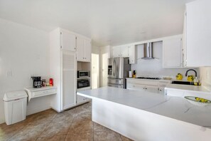 Fridge, microwave, stovetop, dishwasher - 3Bed/2Bath | Close To South Coast Plaza & Freeway (Santa Ana)