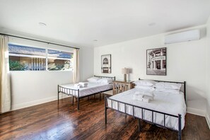 Desk, iron/ironing board, WiFi, bed sheets - 3Bed/2Bath | Close To South Coast Plaza & Freeway (Santa Ana)