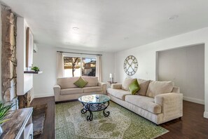 TV - 3Bed/2Bath | Close To South Coast Plaza & Freeway (Santa Ana)