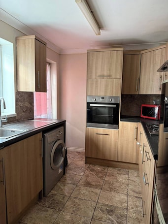 House, 3 Bedrooms | Laundry