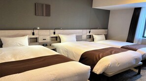 Escritorio, tabla de planchar con plancha, wifi gratis y ropa de cama