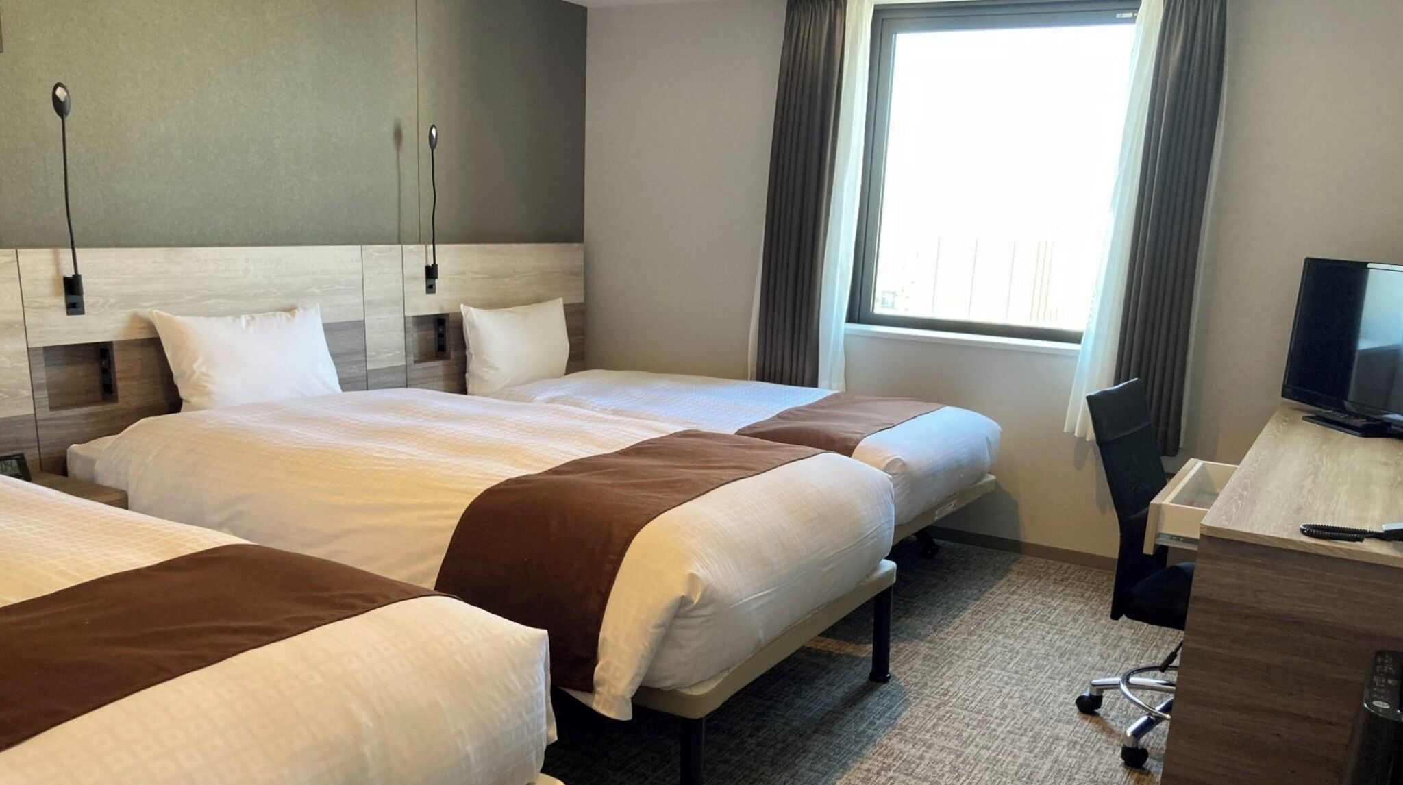 Bureau, fer et planche à repasser, Wi-Fi gratuit, draps fournis