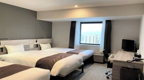 Een bureau, een strijkplank/strijkijzer, gratis wifi, beddengoed